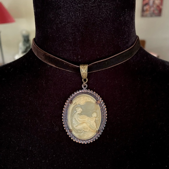 Vintage Cameo Set in Ox Purple Brass Choker Necklace - Picture 4 of 15